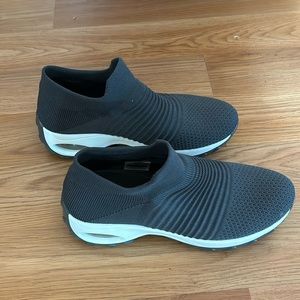 Gray breathable fabric walking shoes